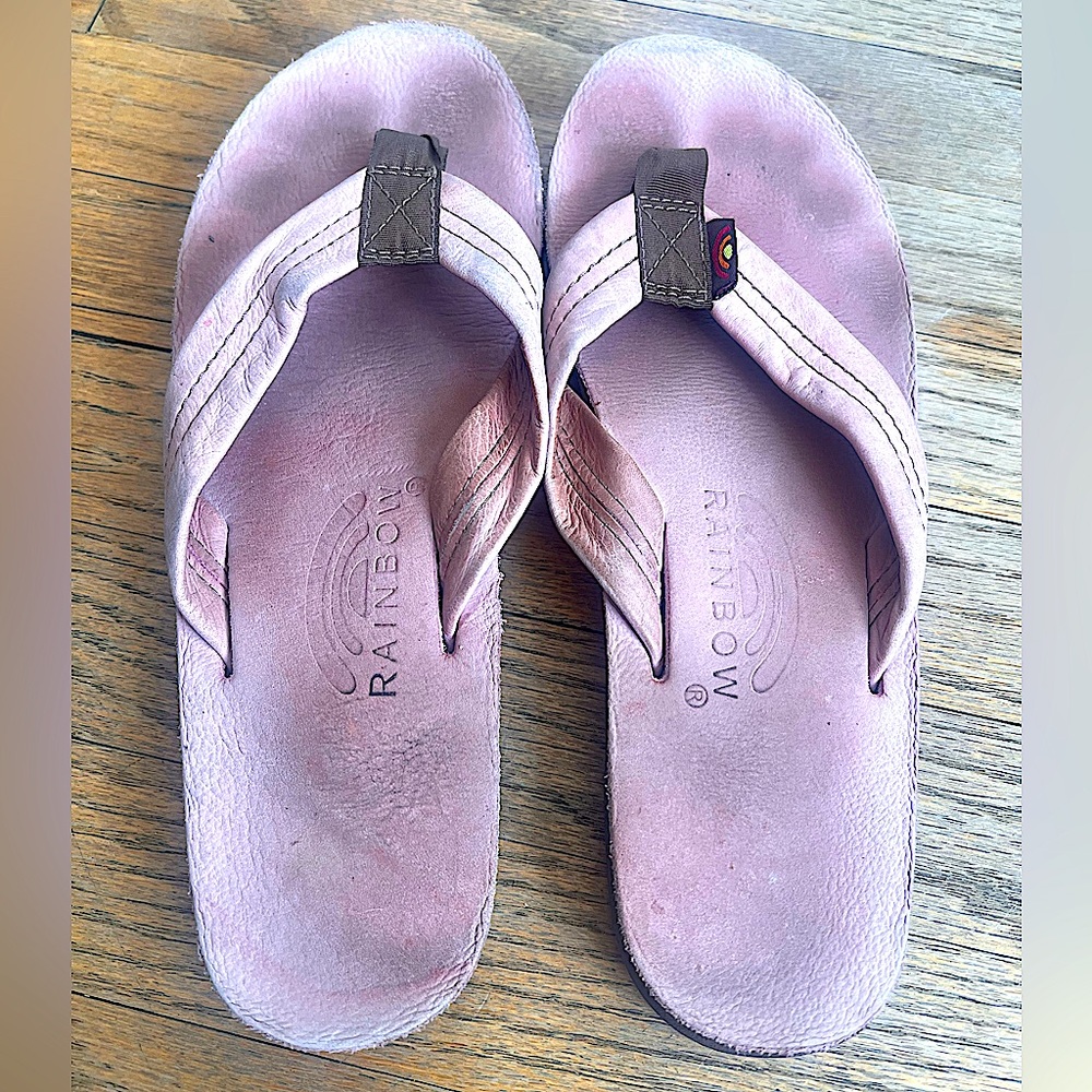 Light pink thick strap Rainbows womens size med